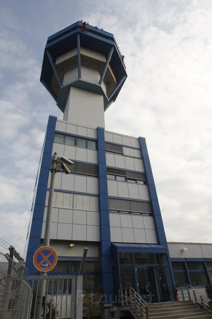 Hoehenretter bei der Uebung am Koeln Bonner Flughafen Tower P043.JPG